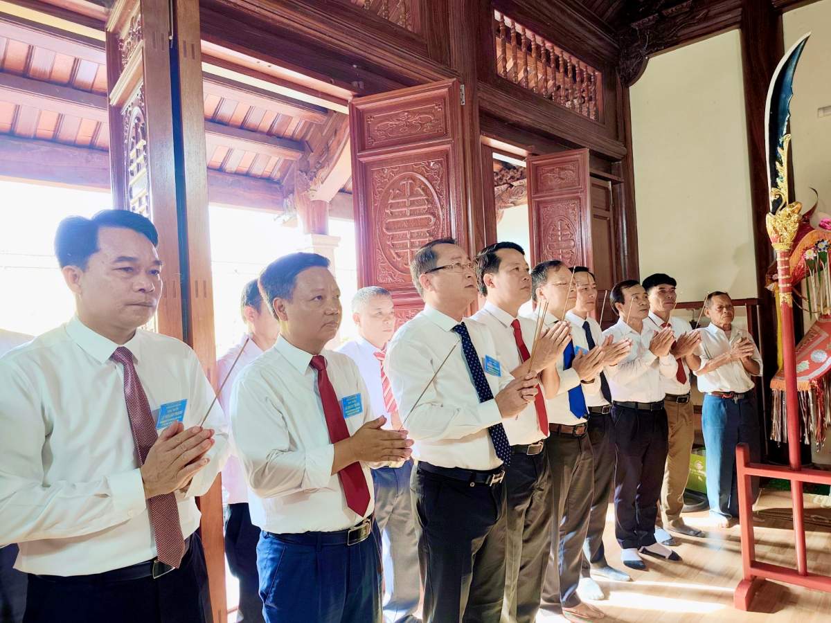 Cac dai bieu dang huong tai di tich Mieu Chu Khe. Ảnh: Xa Hung Thang