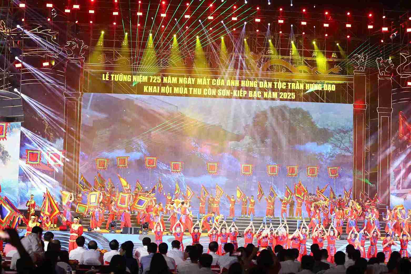 Khong gian le hoi Con Son - Kiep Bac ruc sang trong dem khai hoi mua thu nam 2025. Anh: Ban To chuc