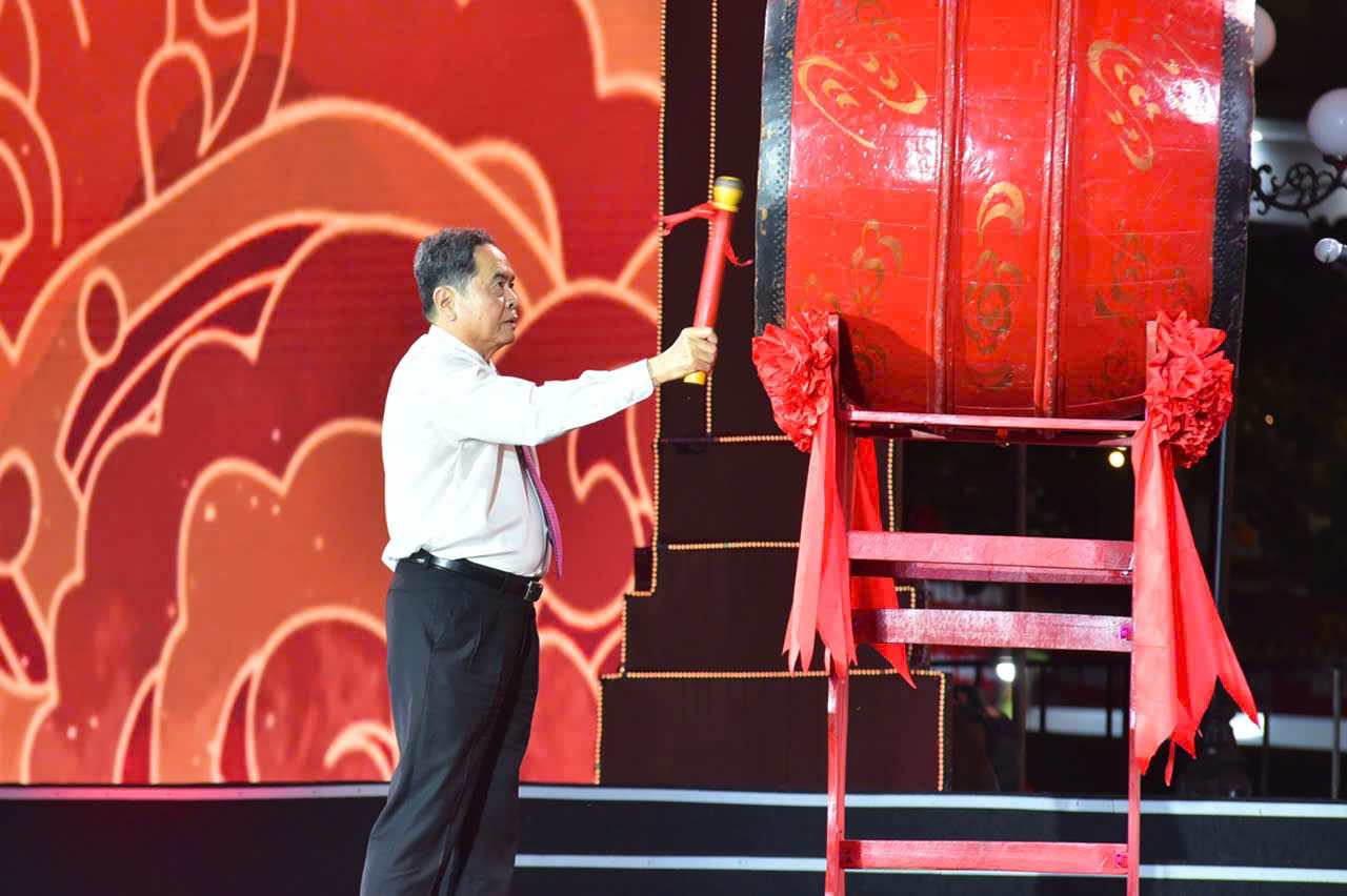 チャン・タイン・マン国会議長が太鼓をたたき、2025年のコンソン・キップバック秋祭りの開幕を告げる。写真: ミン・フン