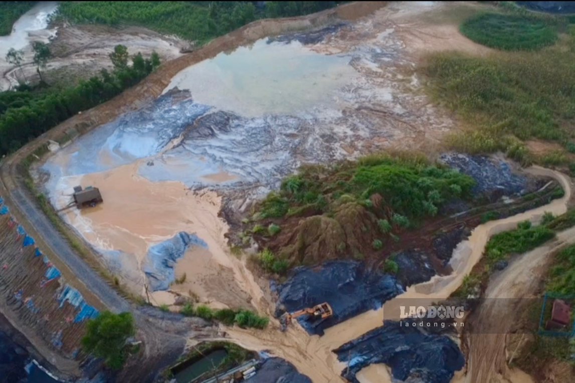 Luyen Iron and Steel Factory in Nam Hoa Commune, Thai Nguyen Province has a broken mud tank. Photo: Dang Vu.
