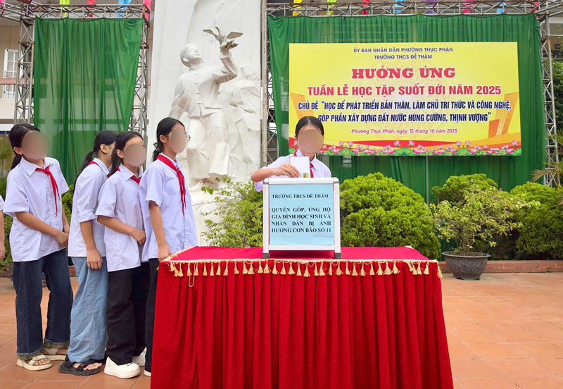 Cac em hoc sinh huong ung phong trao quyen gop giup do dong bao kho khan. Anh: Tan Van