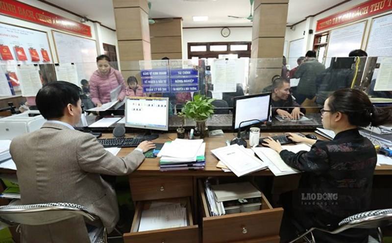 Voters proposed to consider amending the retirement age, minimum wage and labor benefits. Photo: Hai Nguyen.