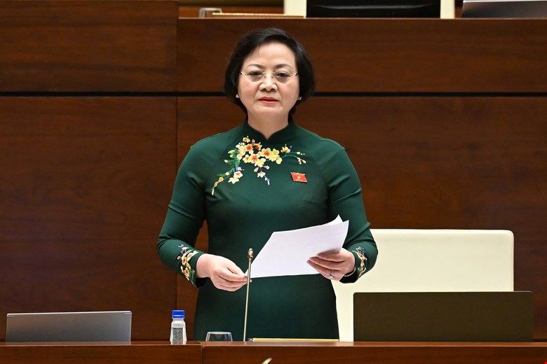 Bo truong Bo Noi vu Pham Thi Thanh Tra tra loi cu tri ve muc luong toi thieu va tuoi nghi huu. Anh: Quochoi.vn