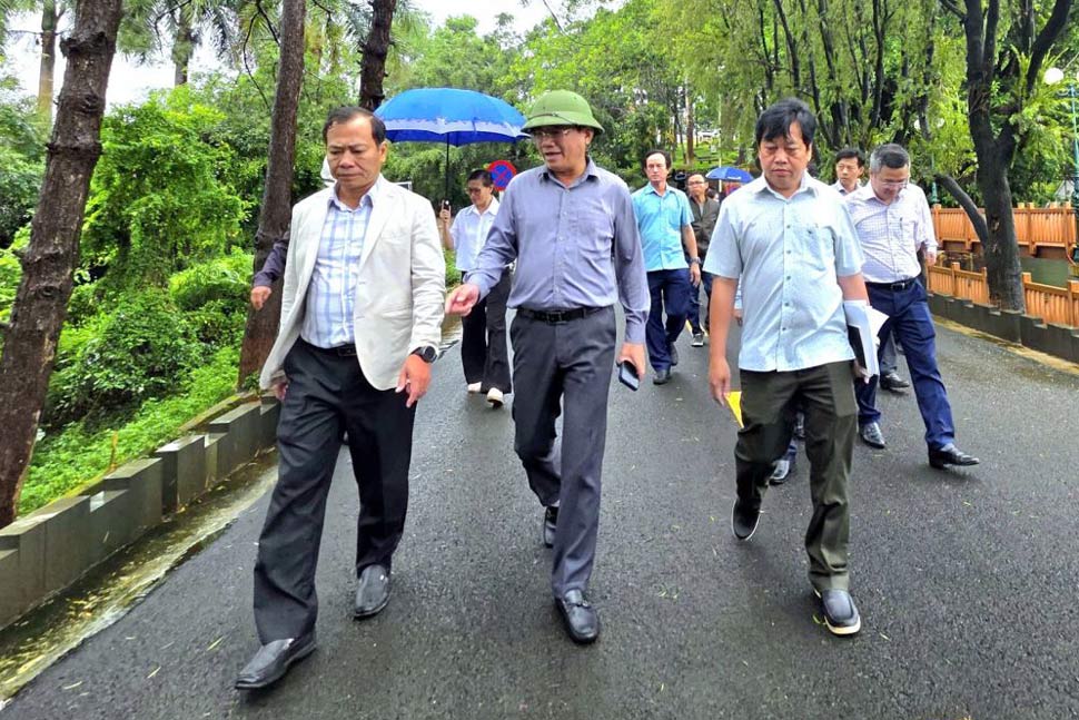 Ong Pham Anh Tuan (mu xanh) kiem tra Khu vuc du an Cong vien Ho Dien Hong (phuong Dien Hong). Anh: Kim Loan