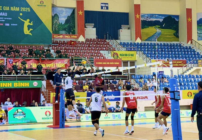 Bien Phong MBチームとLPBank Ninh Binhチームは、2025年全国バレーボール選手権でオープンな準決勝を戦いました。写真:ホアイ・ベト