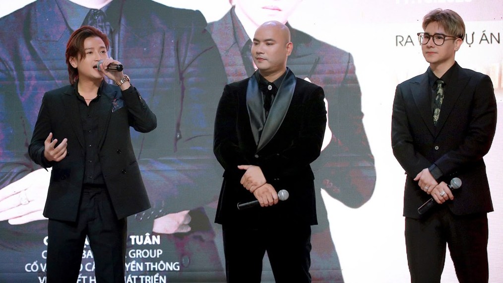 3 singers Do Minh Quan, A Tuan, Chu Bin (from left to right) stood on the same stage. Photo: Provided by the artist.