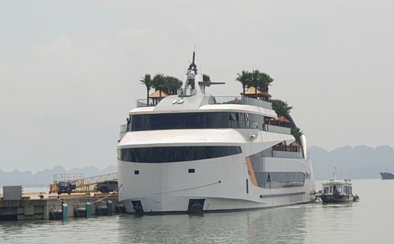 The latest restaurant ship in Ha Long Bay. Photo: Nguyen Hung