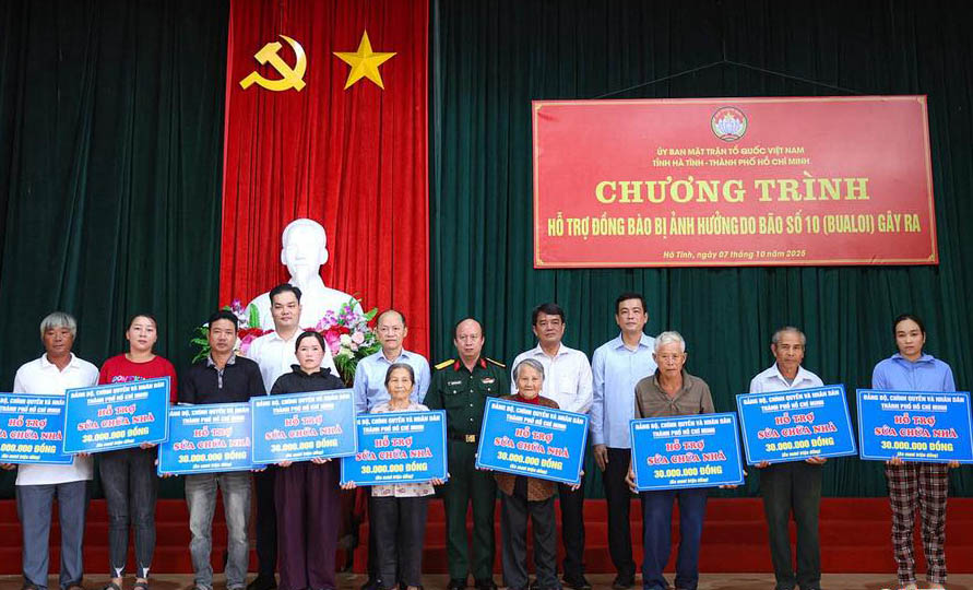 Trao ho tro cho nguoi dan Ha Tinh bi thiet hai do bao so 10 gay ra. Anh: Mat tran Ha Tinh.