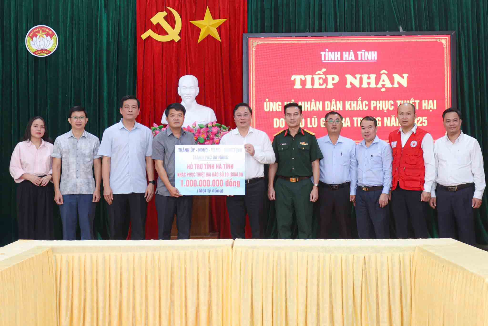 하띤은 지원금을 접수하고 피해 가구를 위한 구호 활동 조직을 검토하는 작업을 가속화하고 있습니다. 사진: 하띤 전선.