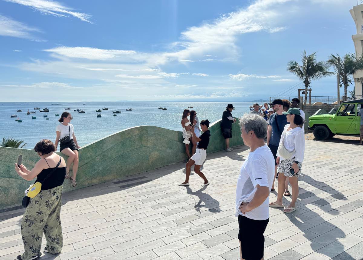 Du khach quoc te chup anh tai Lang chai Mui Ne. Anh: Duy Tuan 