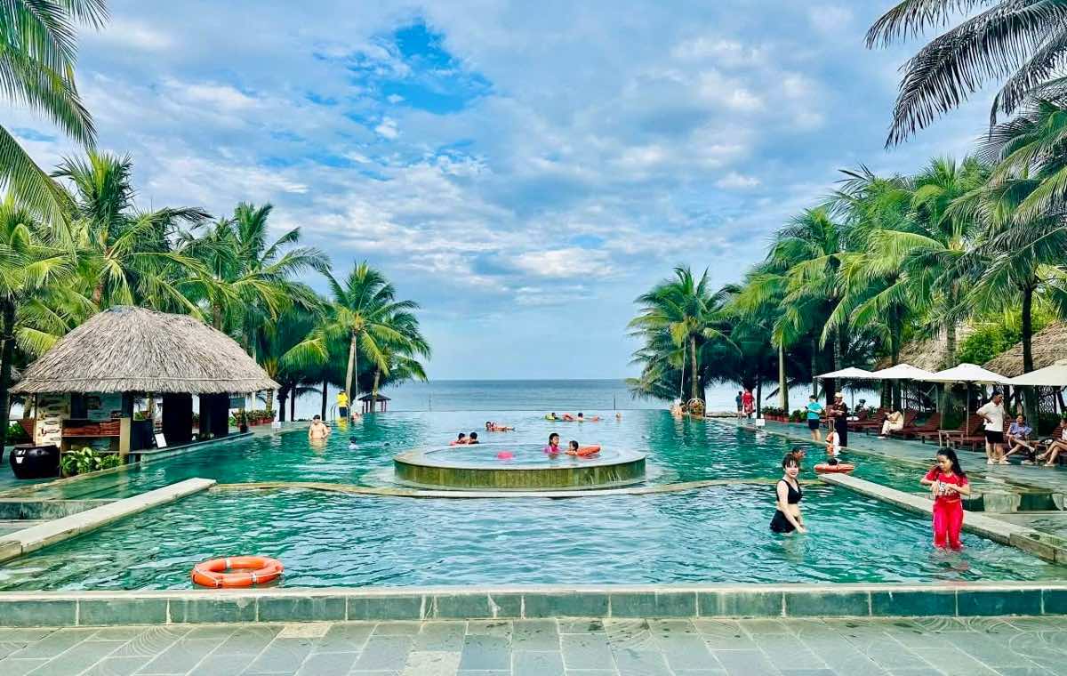 Du khach vui choi tai resort. Anh: Pham Duy 