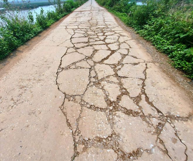 La surface de la digue de Nam Can presente de nombreuses fissures. Photo de : Nguyen Truong