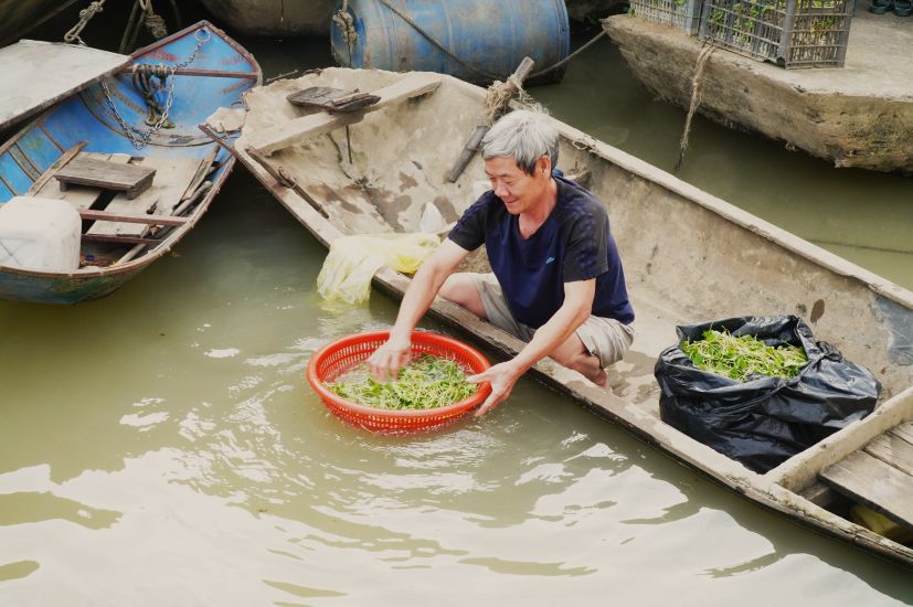Floating village life is closely linked to the river. Photo: Ba Cuong