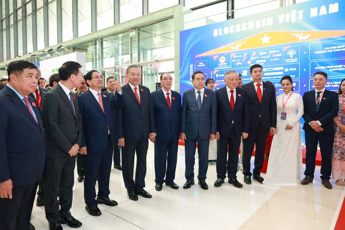 Tong Bi thu To Lam cung cac dai bieu tham quan Trien lam thanh tuu khoa hoc cong nghe, doi moi sang tao va chuyen doi so. Anh: Hai Nguyen