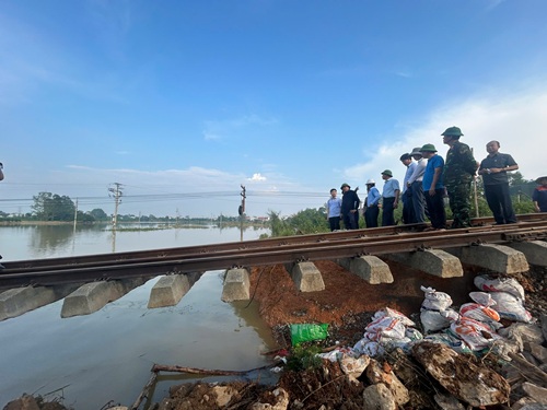 The railway landslide incident in the Da Phuc - Trung Gia section has been resolved. Photo: Minh Hanh