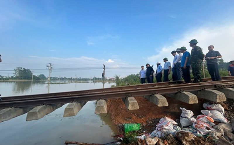 The railway landslide incident in the Da Phuc - Trung Gia section has been resolved. Photo: Minh Hanh