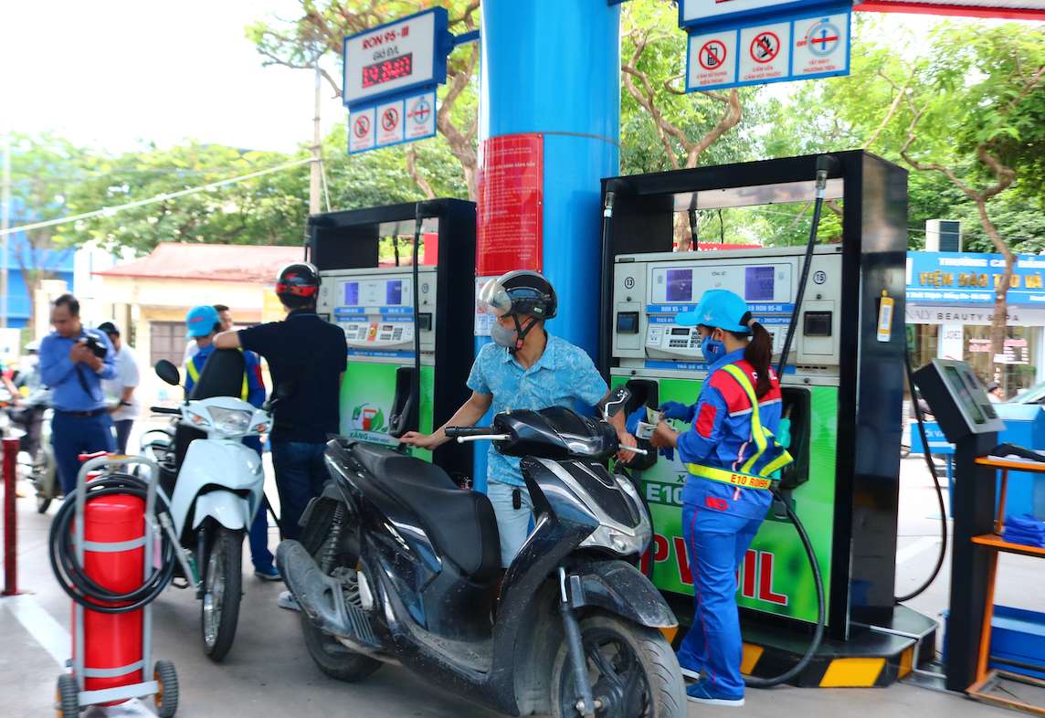 Le prix de l'essence E10 est actuellement vendu entre 19 500 et 19 890 VND/litre. Photo : Tuyet Lan