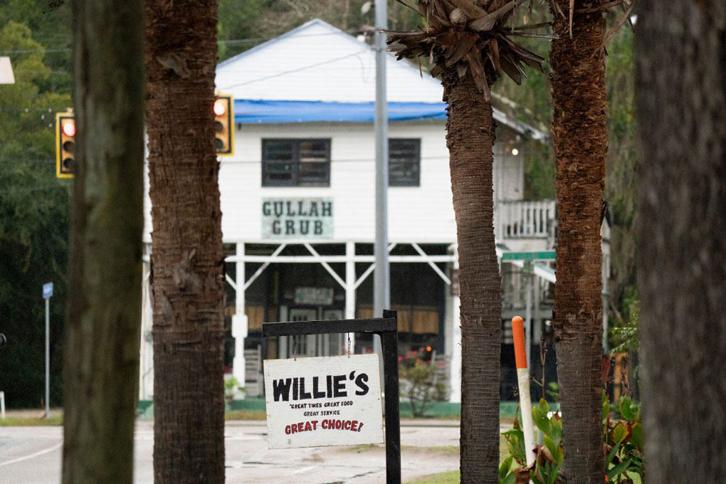 10月12日に南カリフォルニア州(米国)で発生した銃乱射事件の場所であるウィリーズバー&ガールバーの看板。写真:AFP
