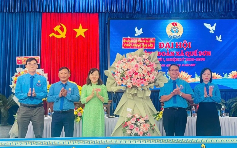 Lanh dao Cong doan Da Nang tang hoa chuc mung Dai hoi Cong doan xa Que Son. Anh: DVCC