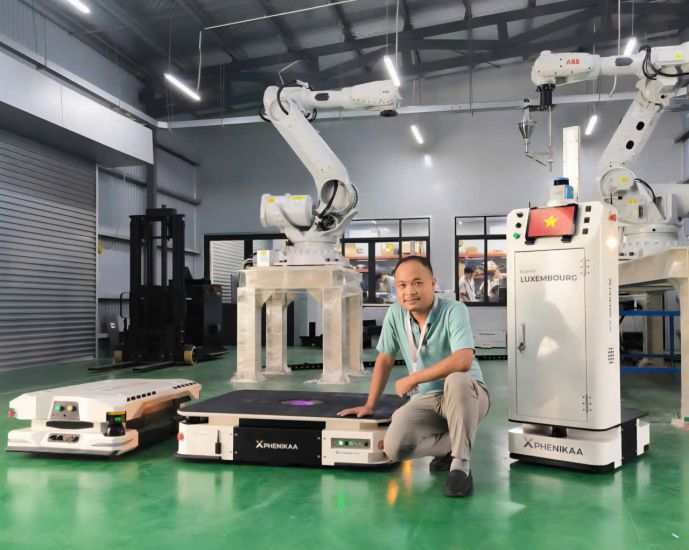 Khong Minh 씨가 자신이 프로젝트 책임자인 로봇 제품 옆에 있습니다. 사진: 캐릭터 제공