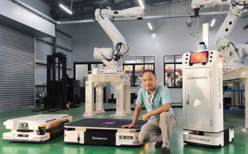 Mr. Khong Minh with a robot product he is the project leader. Photo: Character provided