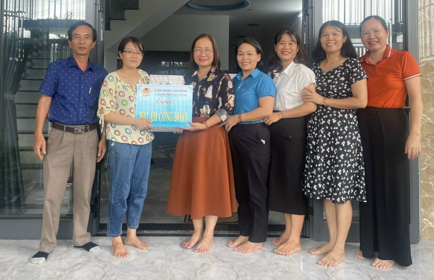 다낭시 노동총연맹 노동자에게 노동조합의 집 전달. 사진: tuong minh