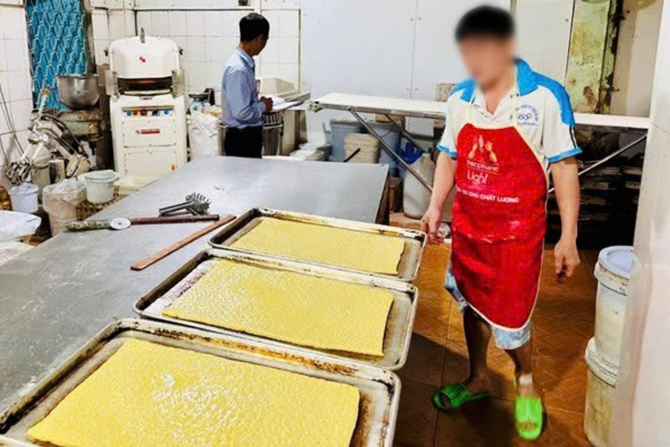 The authorities inspected a food production facility in Pleiku ward, Gia Lai. Photo: Market Management Department