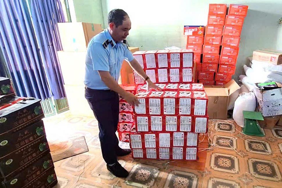 Luc luong chuc nang kiem tra thuc pham khong ro nguon goc, xuat xu. Anh: Chi cuc QLTT