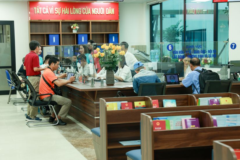 People carry out administrative procedures after restructuring the apparatus, organizing a 2-level local government model. Photo: Hai Nguyen