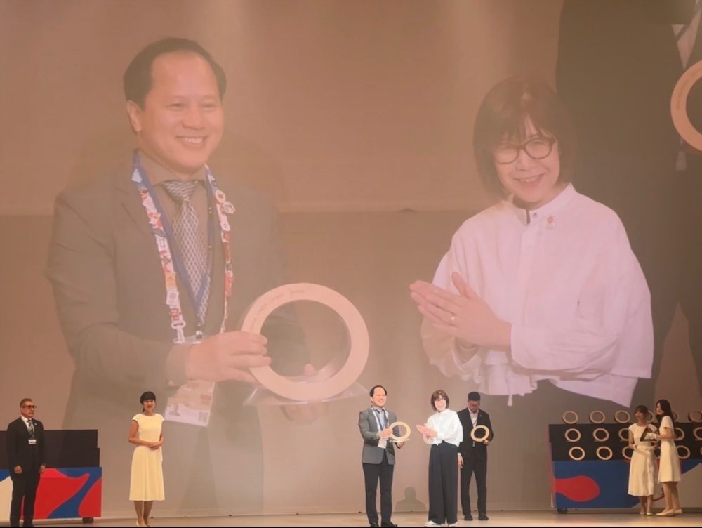 Ong Tran Nhat Hoang – Pho Tong dai dien Viet Nam tai EXPO 2025 Osaka, Kansai, Nhat Ban dai dien nhan giai Giai Bac danh cho Nha Trien lam co “Thiet ke trung bay xuat sac nhat”