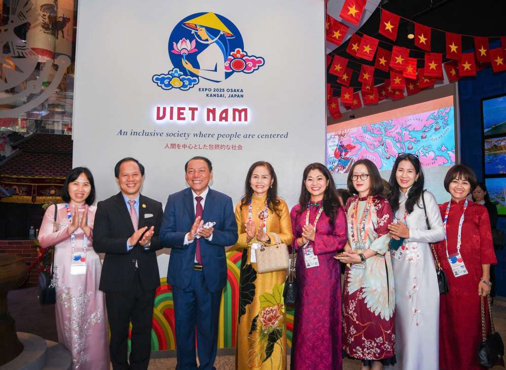 Bo truong Bo VHTTDL Nguyen Van Hung, Cuc truong Cuc Hop tac quoc te, Tong Dai dien Viet Nam tai EXPO 2025 Nguyen Phuong Hoa, cung cac can bo quan ly Nha Trien lam Viet Nam. Anh: Cuc Hop tac Quoc te