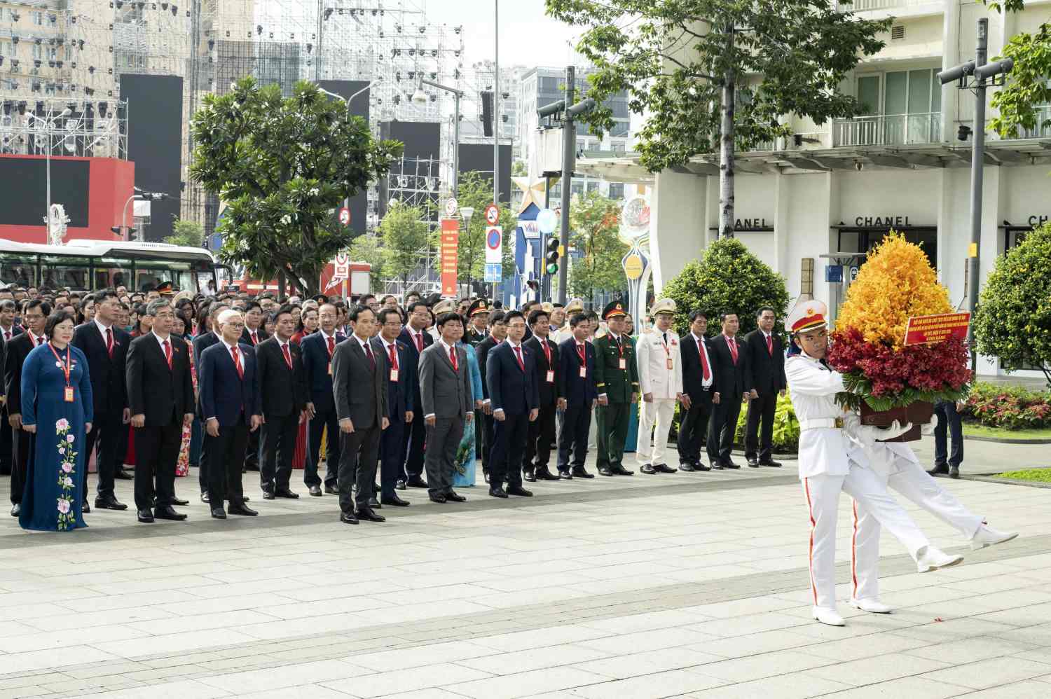Doan dai bieu dang hoa Tuong dai Chu tich Ho Chi Minh. Anh: Ban to chuc