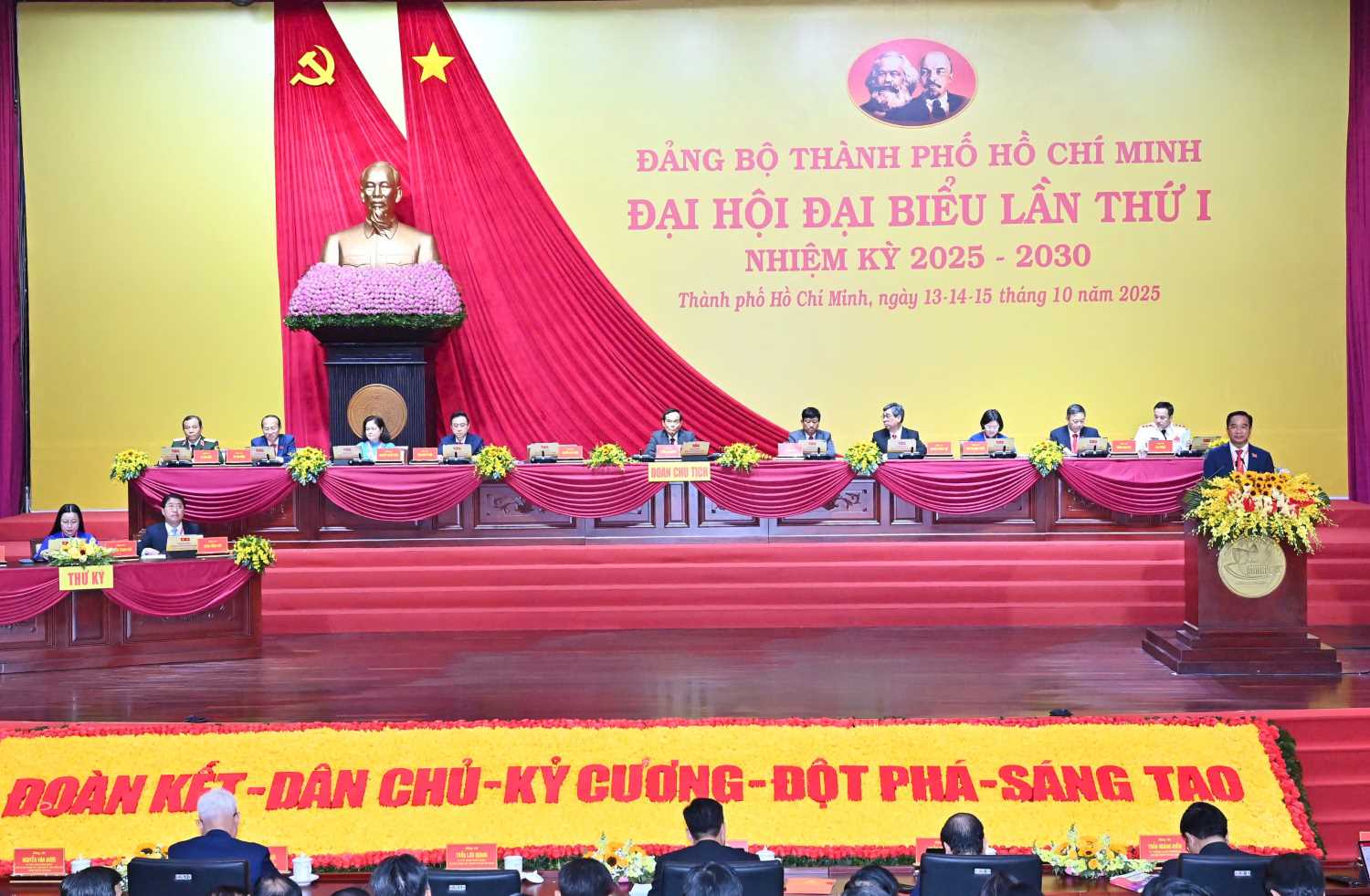 The first Ho Chi Minh City Party Congress launched the Presidium. Photo: Organizing Committee