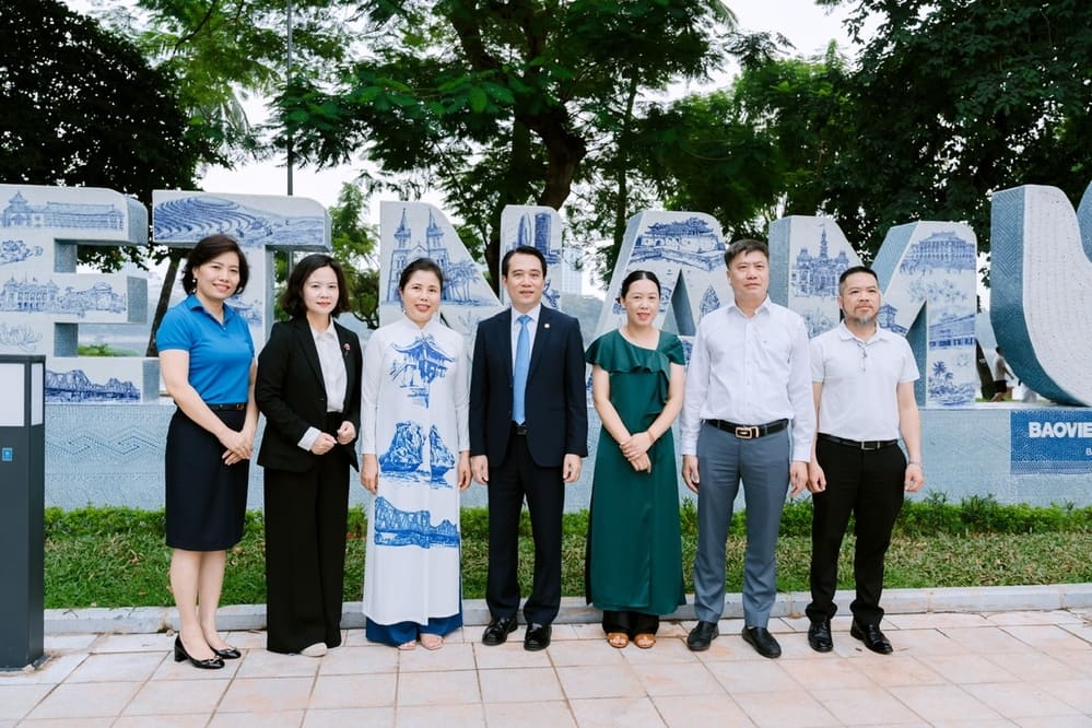 Cac dai bieu chup anh ky niem truoc Khoi bieu tuong Trai tim Tinh yeu Viet Nam. Anh: Ban to chuc