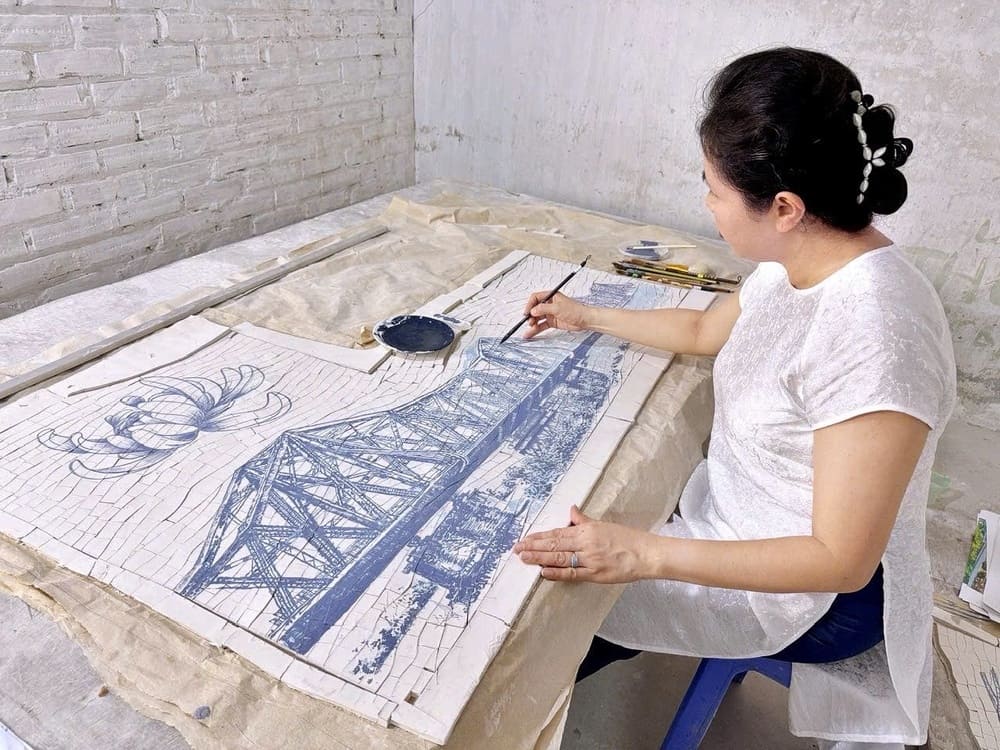 Hoa si Thu Thuy ve men lam tren gom hinh anh Cau Long Bien. Anh: Nhan vat cung cap