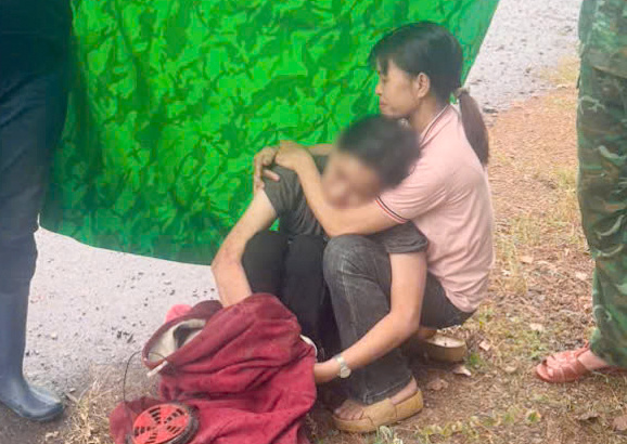 The woman who had been lost for many days in the forest was promptly supported by the authorities. Photo: Van Hoan