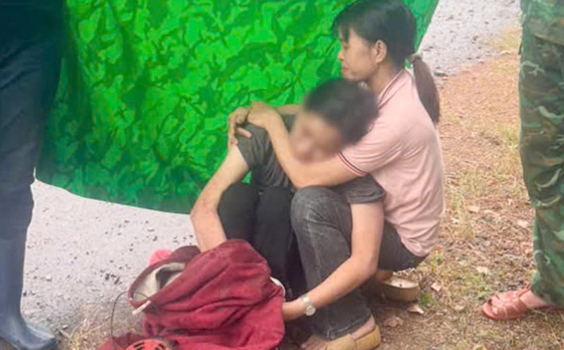 The woman who had been lost for many days in the forest was promptly supported by the authorities. Photo: Van Hoan