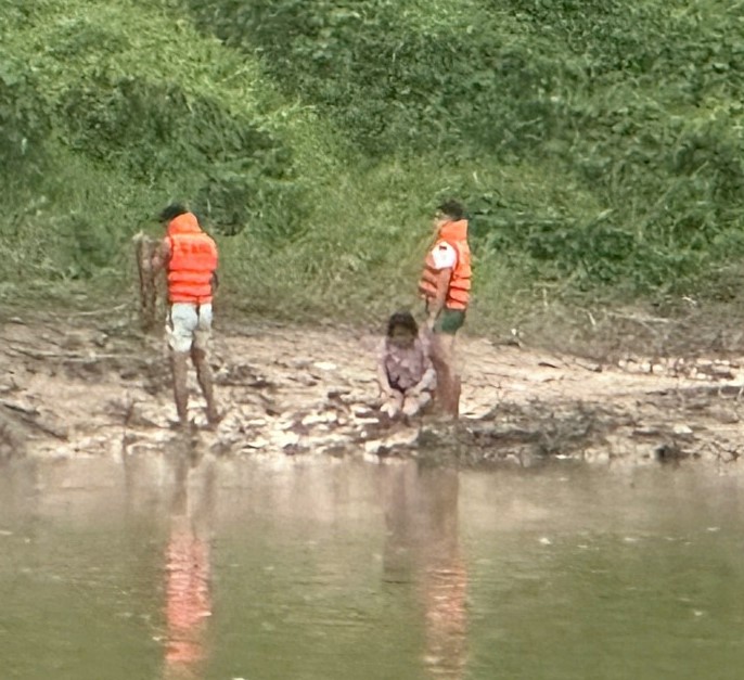 The girl committed suicide by jumping into the river and was promptly rescued by the Quang Ngai Provincial Police and handed over to her family. Photo: Quang Ngai Police