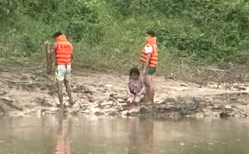The girl committed suicide by jumping into the river and was promptly rescued by the Quang Ngai Provincial Police and handed over to her family. Photo: Quang Ngai Police