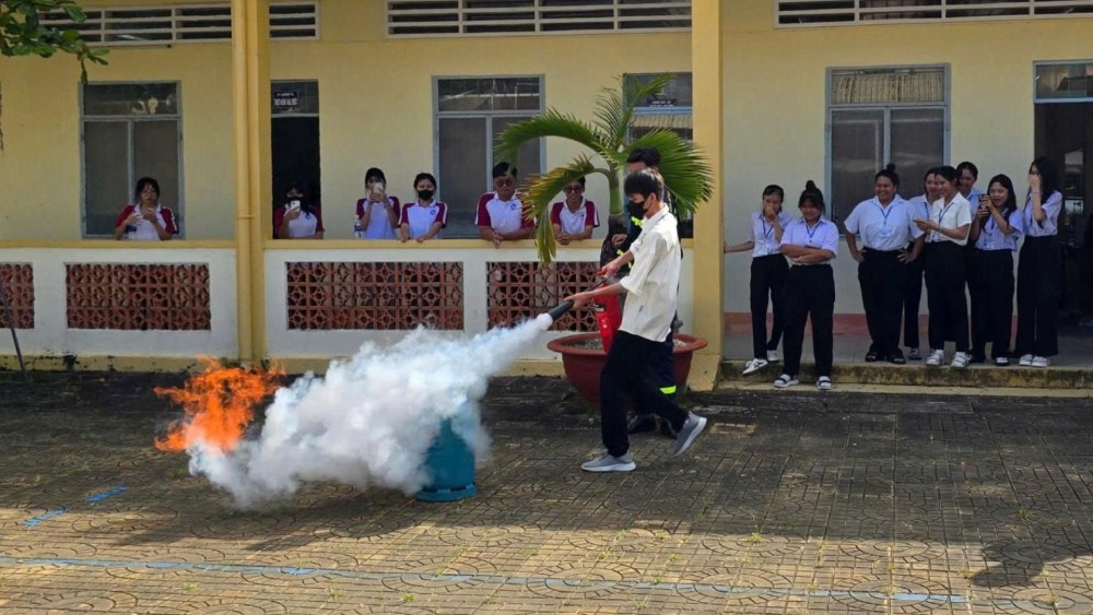 Luc luong chua chay chuyen nghiep huong dan sinh vien thuc hanh chua chay. Anh: Tien Dung