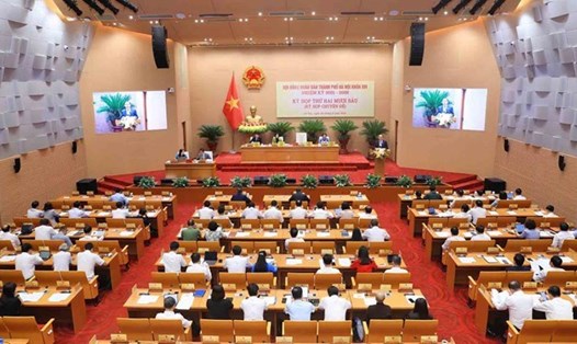 Bộ Nội vụ đề xuất thẩm quyền phê chuẩn kết quả bầu, miễn nhiệm, bãi nhiệm Chủ tịch, Phó Chủ tịch UBND. Trong ảnh HĐND TP Hà Nội khóa XVI, nhiệm kỳ 2021-2026 tổ chức kỳ họp thứ 26. Ảnh: HĐND Hà Nội