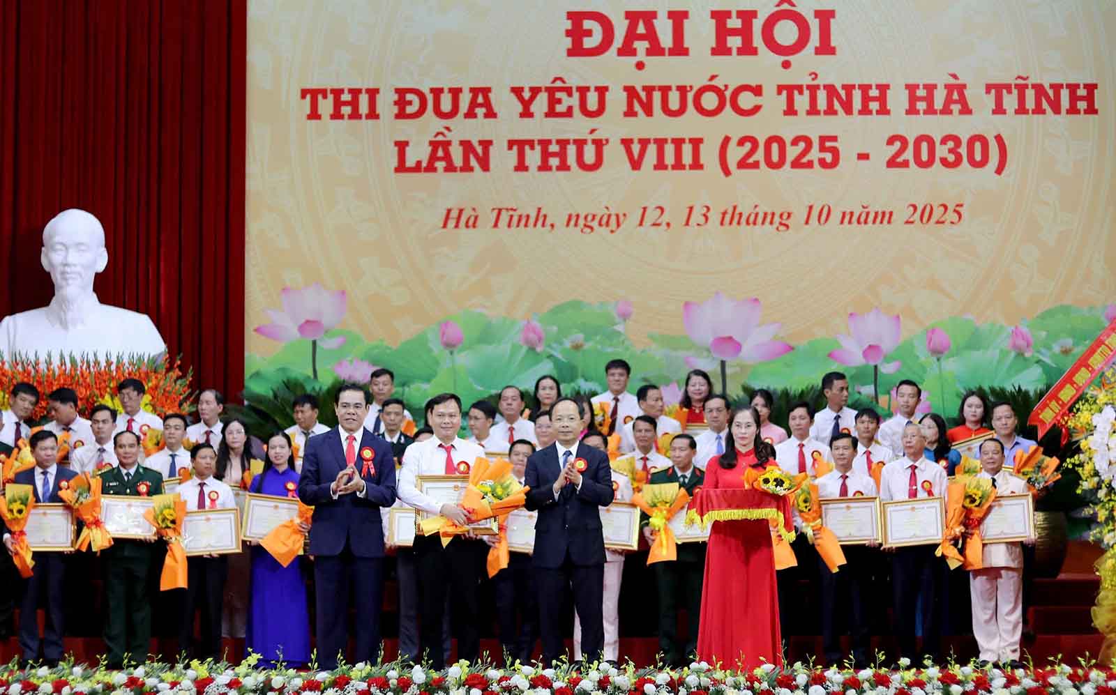 Lanh dao tinh Ha Tinh trao bang khen cho cac tap the dien hinh tien tien thi dua yeu nuoc. Anh: Tran Tuan.