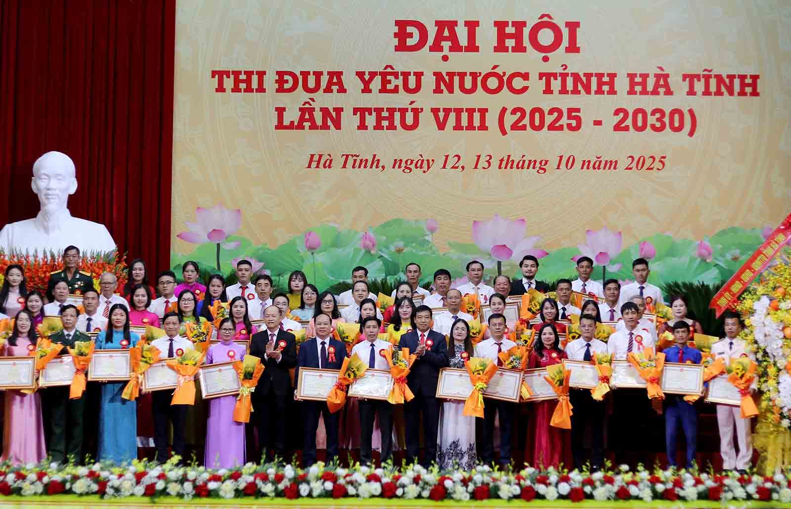 Trao bang khen cho cac ca nhan dien hinh. Anh: Tran Tuan.