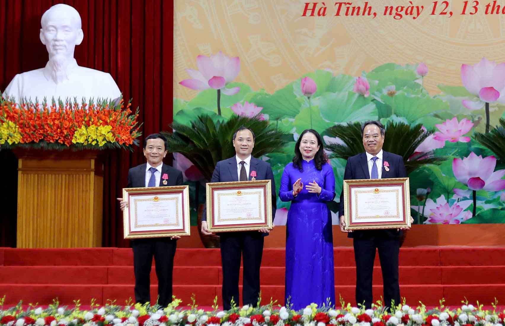 Pho Chu tich nuoc Vo Thi Anh Xuan trao Huan chuong Lao dong hang Nhi cho 3 ca nhan. Anh: Tran Tuan.