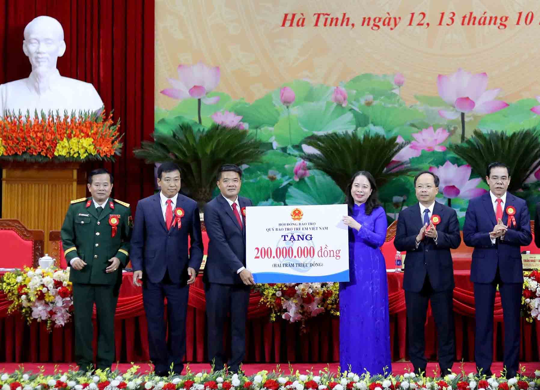 Pho Chu tich nuoc Vo Thi Anh Xuan trao tang qua cua Hoi dong Bao tro Quy Bao tro tre em Viet Nam cho tre em Ha Tinh co hoan canh kho khan tri gia 200 trieu dong. Anh: Tran Tuan.