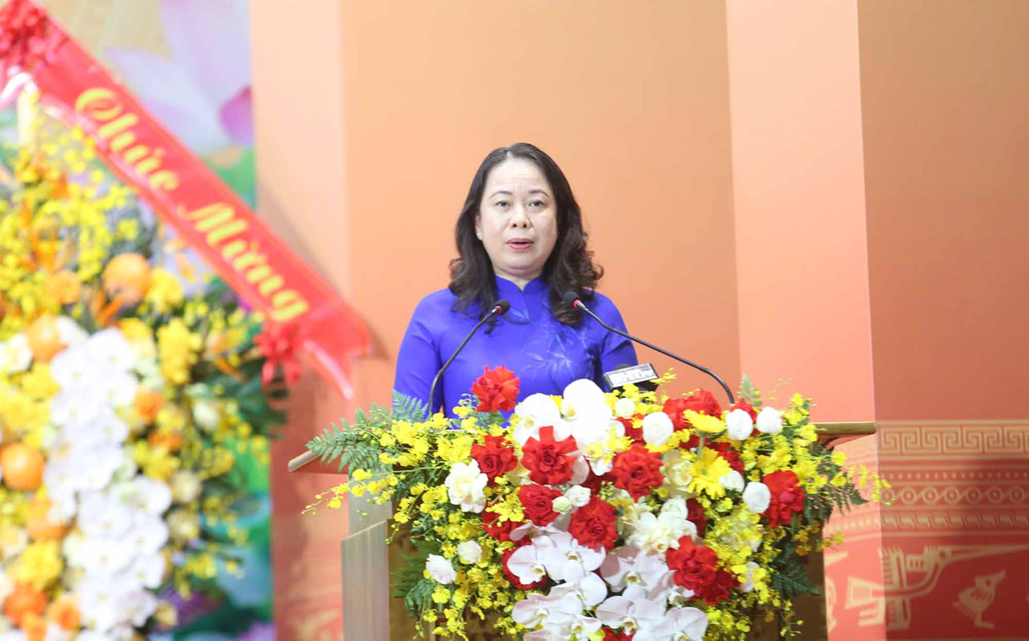 Member of the Party Central Committee, Vice President, First Vice President of the Central Emulation and Reward Council Vo Thi Anh Xuan spoke at the Patriotic Emulation Congress of Ha Tinh province. Photo: Tran Tuan.