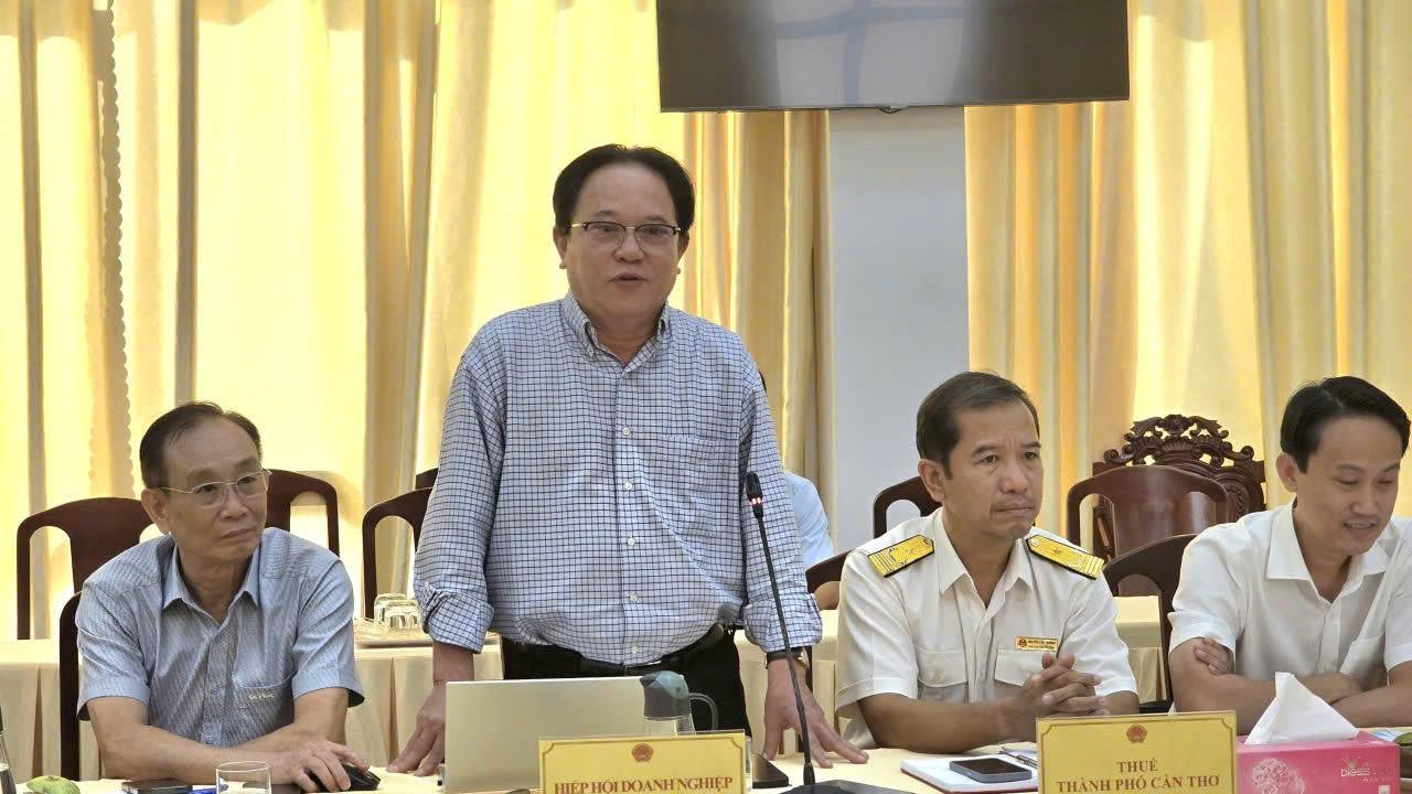 Dai dien Hiep hoi doanh nghiep chia se kho khan va kien nghi viec hop nhat, bo tri tru so. Anh: Phuong Anh