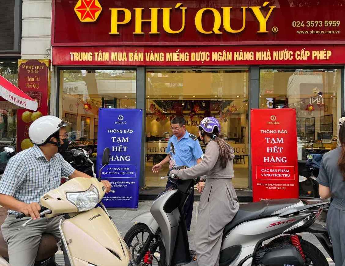 Ngay 13.10, nhieu nguoi co nhu cau mua bac nhung khong duoc vi cua hang tam dung ban ra. Anh: Phuong Anh  