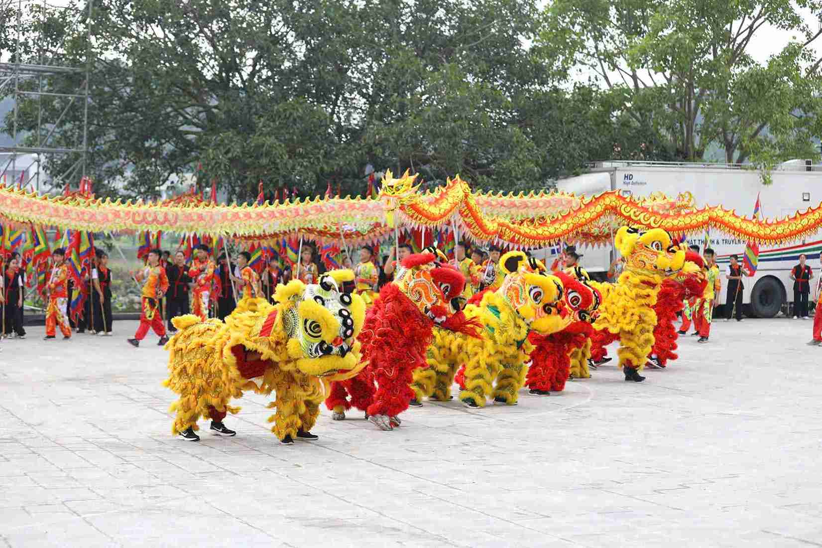 Man mua lan ruc ro mo man Dien xuong Hoi quan tren song Luc Dau tai Le hoi mua Thu Con Son – Kiep Bac nam 2025. Anh: CLB Anh bao chi Hai Phong