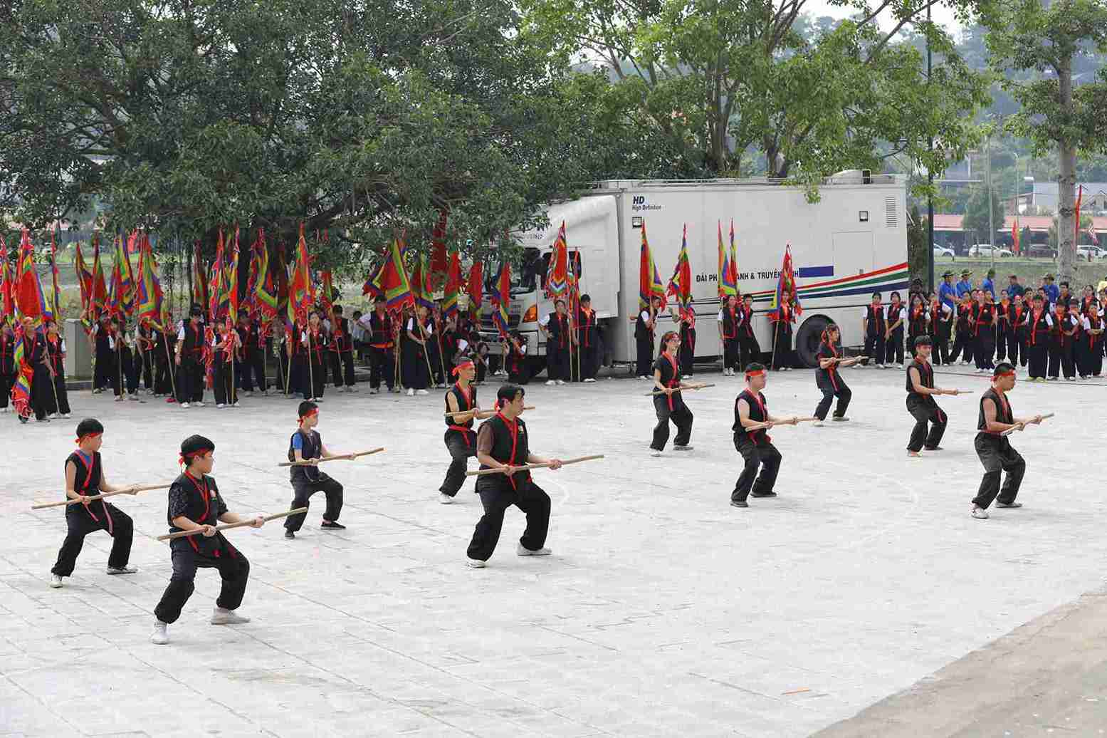 Dien xuong voi su tham gia cua 400 vo sinh vo nhat nam, 100 tieu binh phuong Tran Hung Dao, dan trong hoi cung dong dao nhan dan thap phuong. Anh: CLB Anh bao chi Hai Phong